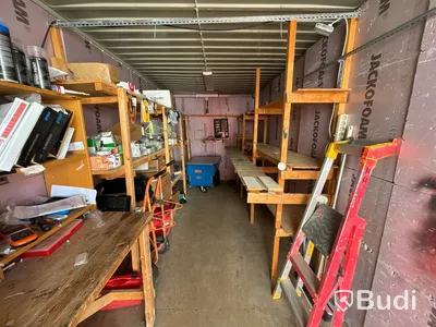 20 fots container inklusive innehåll