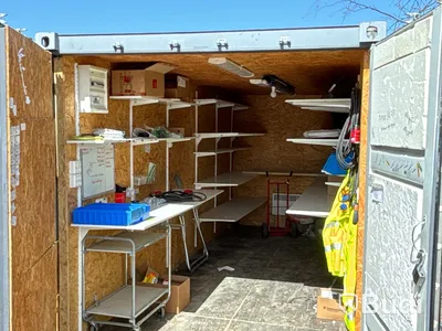 20 fots isolerad container inklusive innehåll