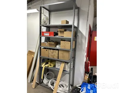 Plåthyllor & arbetsbänk med innehåll (Schneider)