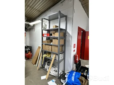 Plåthyllor & arbetsbänk med innehåll (Schneider)