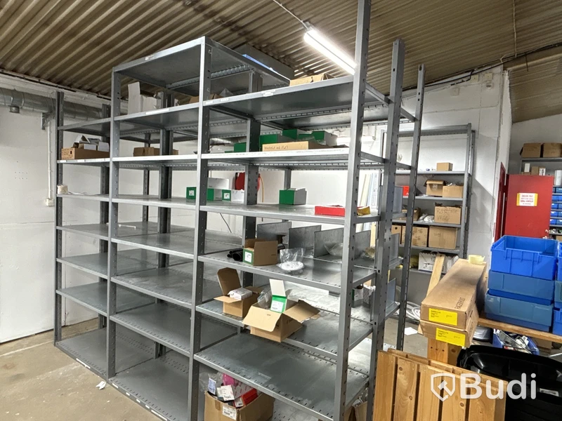 Plåthyllor & arbetsbänk med innehåll (Schneider)
