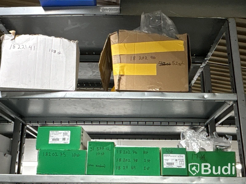 Plåthyllor & arbetsbänk med innehåll (Schneider)