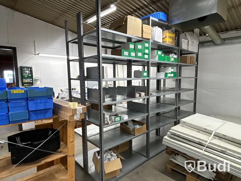Plåthyllor & arbetsbänk med innehåll (Schneider)