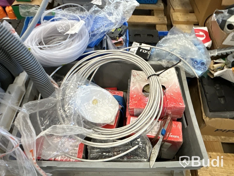 Parti med installationsmaterial från servicebilar - 7 pallar