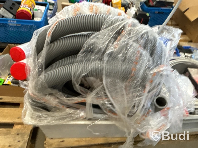 Parti med installationsmaterial från servicebilar - 7 pallar
