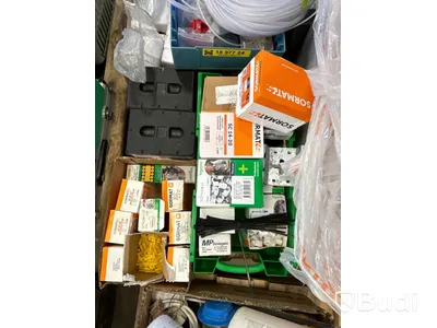 Parti med installationsmaterial från servicebilar - 7 pallar