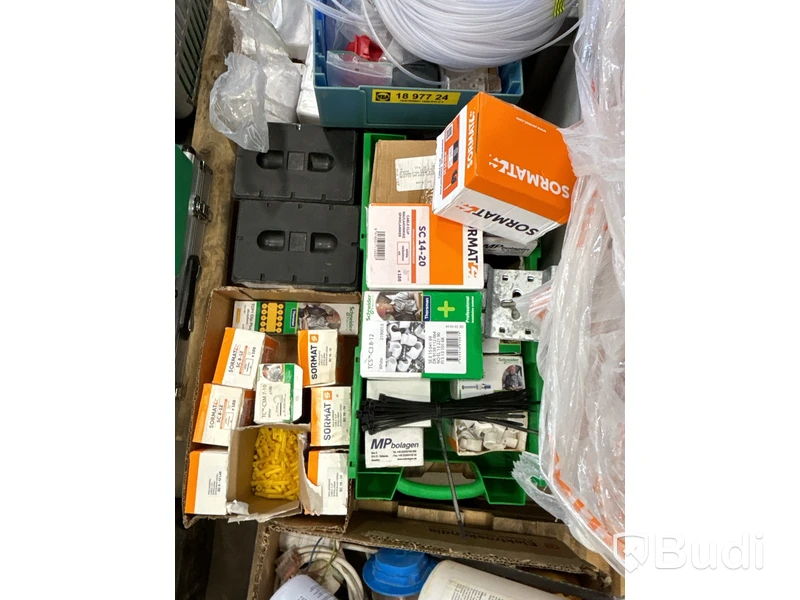 Parti med installationsmaterial från servicebilar - 7 pallar
