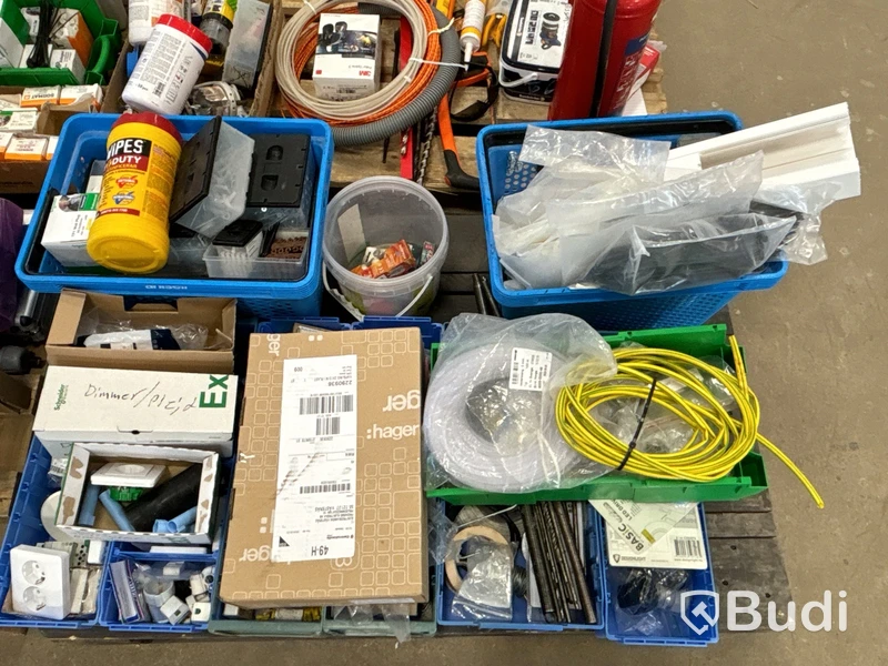 Parti med installationsmaterial från servicebilar - 7 pallar