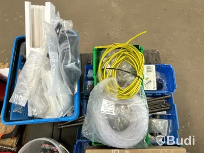 Parti med installationsmaterial från servicebilar - 7 pallar