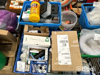 Parti med installationsmaterial från servicebilar - 7 pallar