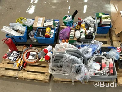 Parti med installationsmaterial från servicebilar - 7 pallar