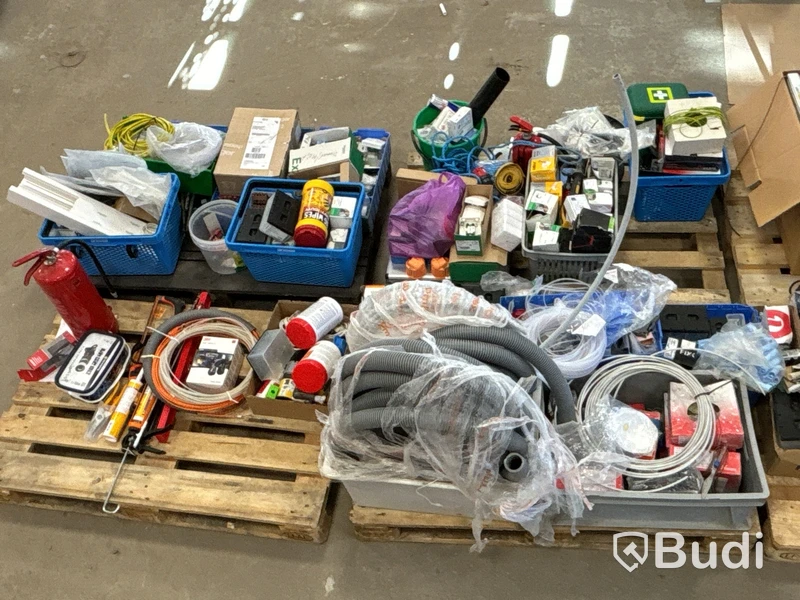 Parti med installationsmaterial från servicebilar - 7 pallar