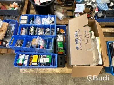 Parti med installationsmaterial från servicebilar - 7 pallar