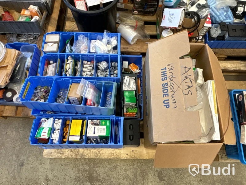 Parti med installationsmaterial från servicebilar - 7 pallar