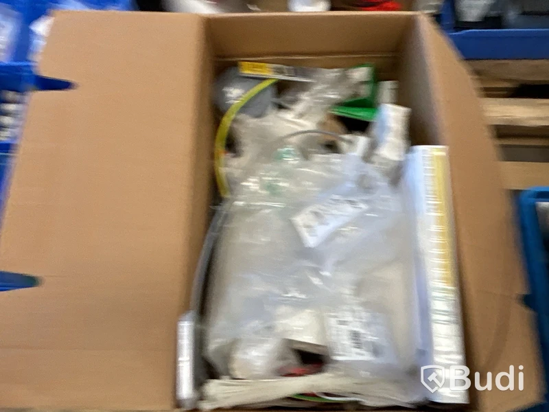 Parti med installationsmaterial från servicebilar - 7 pallar