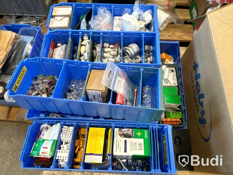Parti med installationsmaterial från servicebilar - 7 pallar