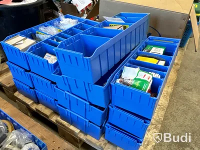 Parti med installationsmaterial från servicebilar - 7 pallar