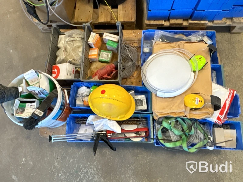 Parti med installationsmaterial från servicebilar - 7 pallar