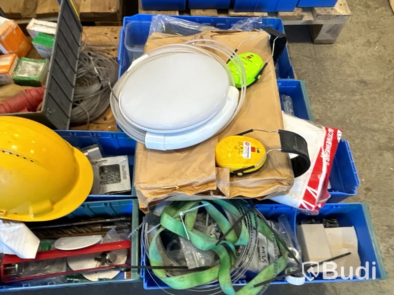 Parti med installationsmaterial från servicebilar - 7 pallar