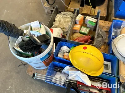 Parti med installationsmaterial från servicebilar - 7 pallar