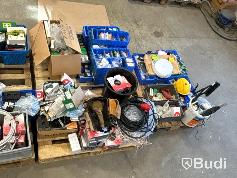 Parti med installationsmaterial från servicebilar - 7 pallar