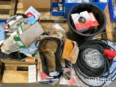 Parti med installationsmaterial från servicebilar - 7 pallar