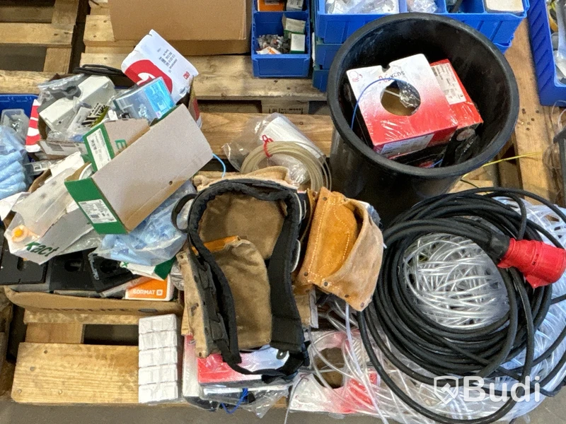 Parti med installationsmaterial från servicebilar - 7 pallar