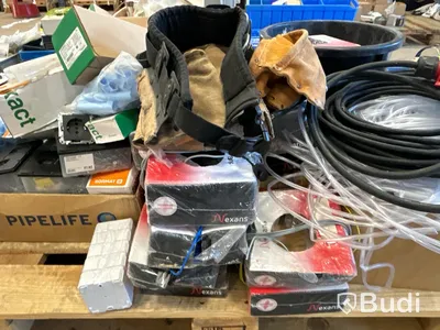 Parti med installationsmaterial från servicebilar - 7 pallar