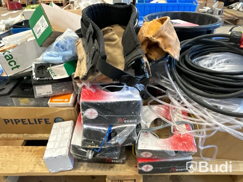 Parti med installationsmaterial från servicebilar - 7 pallar