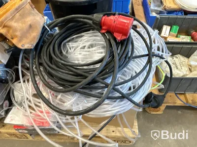 Parti med installationsmaterial från servicebilar - 7 pallar