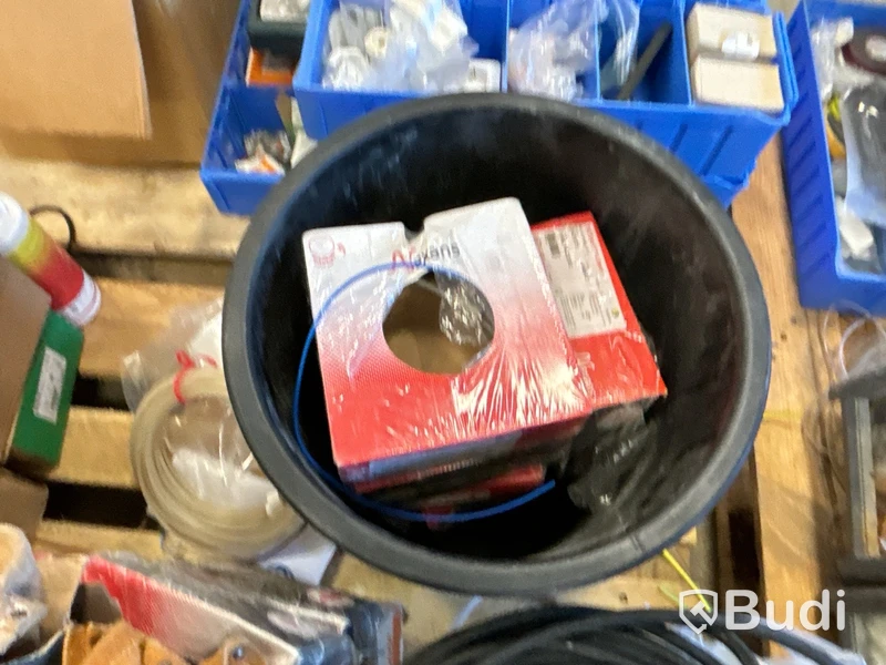 Parti med installationsmaterial från servicebilar - 7 pallar