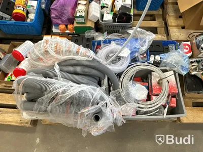 Parti med installationsmaterial från servicebilar - 7 pallar