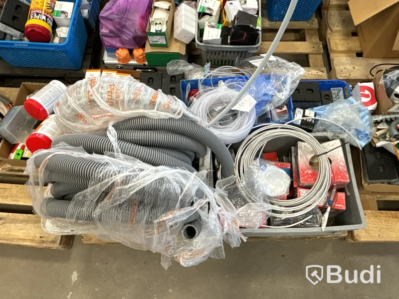 Parti med installationsmaterial från servicebilar - 7 pallar