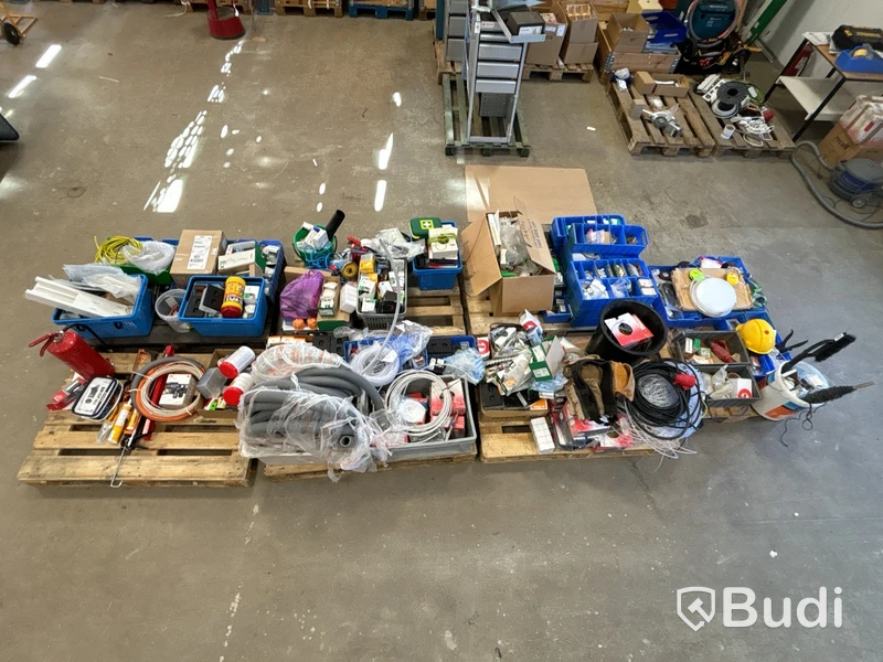 Parti med installationsmaterial från servicebilar - 7 pallar