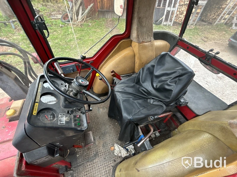 Traktor International 685 XL med lastare | 6981h | 1985