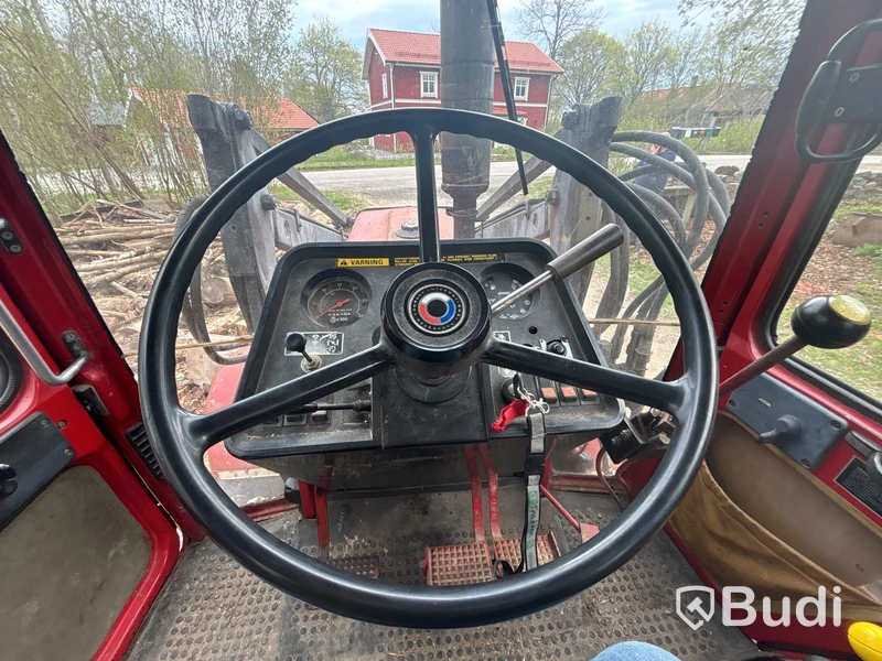 Traktor International 685 XL med lastare | 6981h | 1985