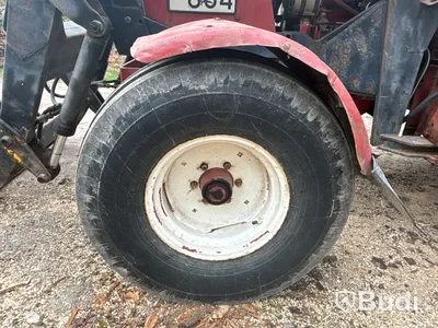 Traktor International 685 XL med lastare | 6981h | 1985