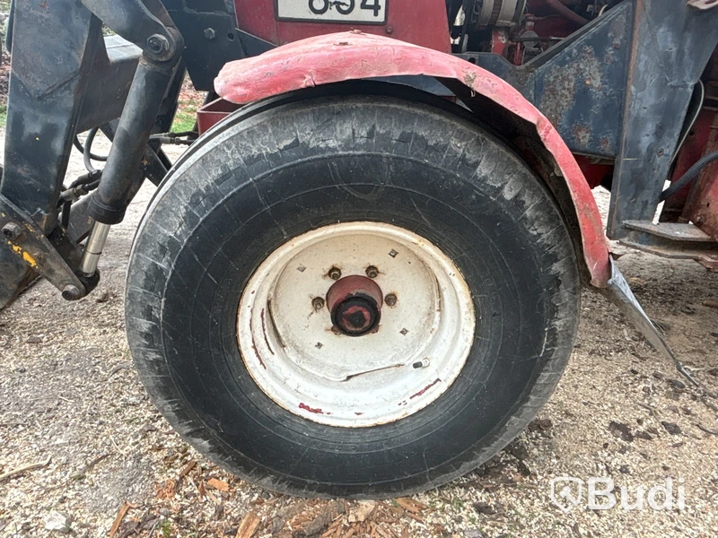 Traktor International 685 XL med lastare | 6981h | 1985