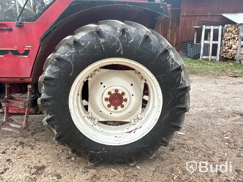 Traktor International 685 XL med lastare | 6981h | 1985