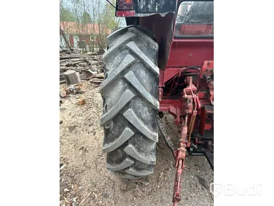 Traktor International 685 XL med lastare | 6981h | 1985