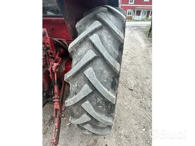 Traktor International 685 XL med lastare | 6981h | 1985