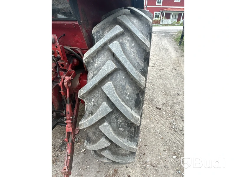 Traktor International 685 XL med lastare | 6981h | 1985