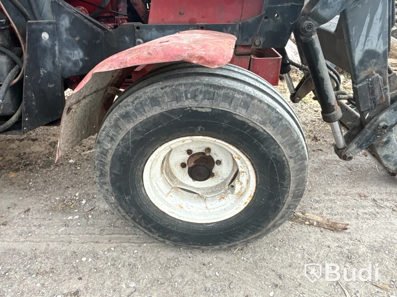 Traktor International 685 XL med lastare | 6981h | 1985