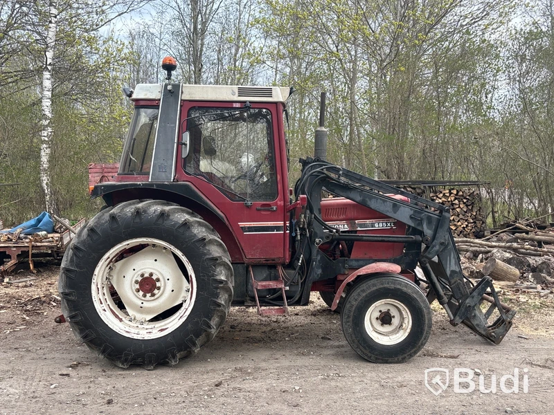 Traktor International 685 XL med lastare | 6981h | 1985