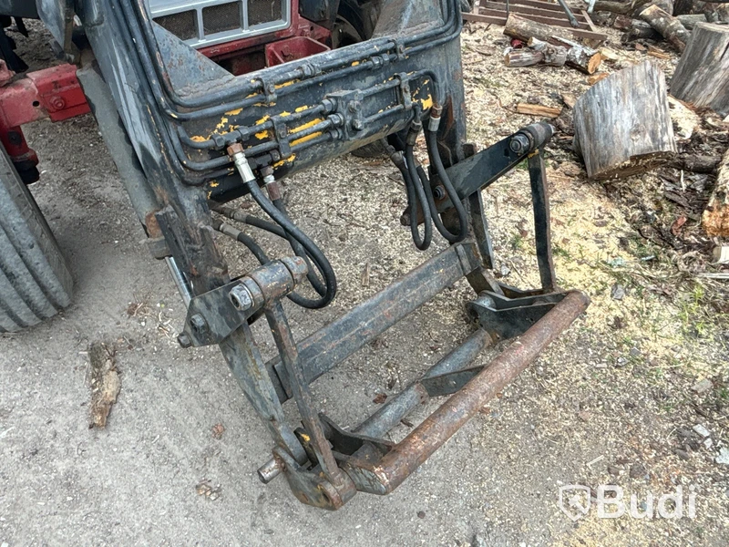 Traktor International 685 XL med lastare | 6981h | 1985