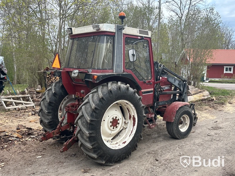 Traktor International 685 XL med lastare | 6981h | 1985