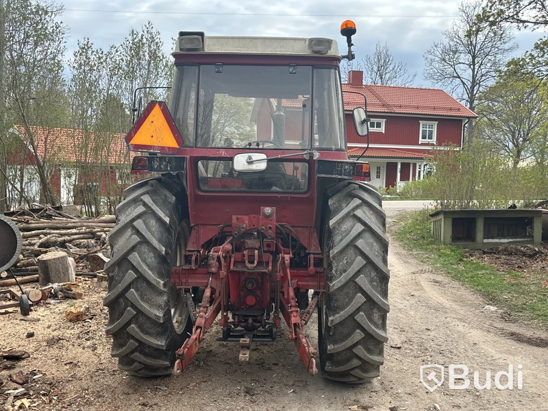 Traktor International 685 XL med lastare | 6981h | 1985