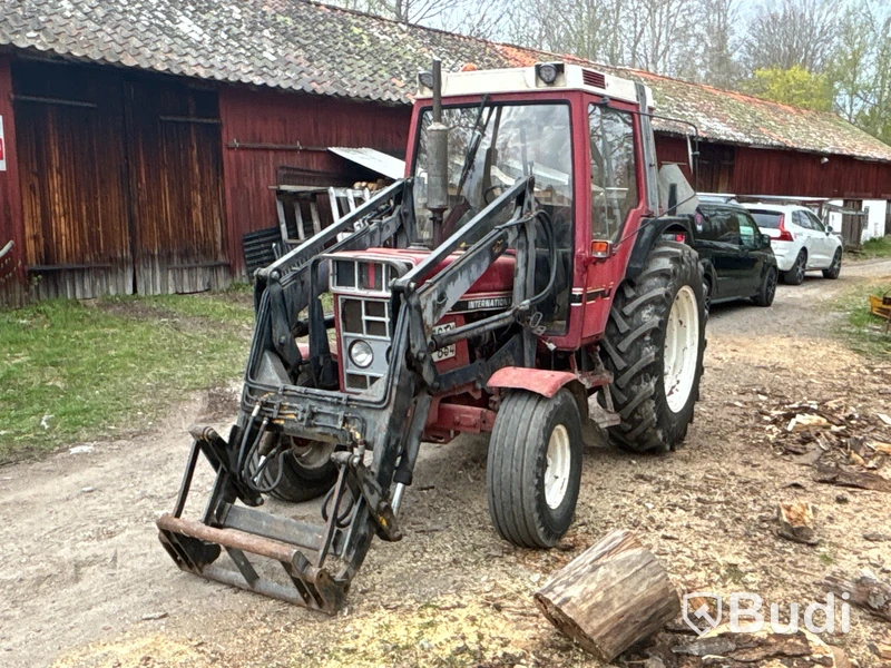 Traktor International 685 XL med lastare | 6981h | 1985