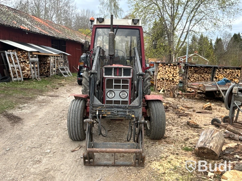 Traktor International 685 XL med lastare | 6981h | 1985
