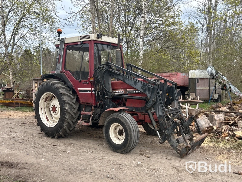 Traktor International 685 XL med lastare | 6981h | 1985